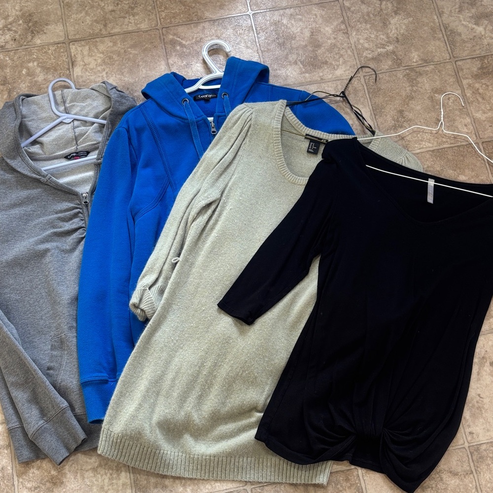 Four MATERNITY tops🤰🏻medium